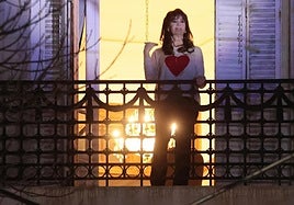 Cristina Fernández, en arresto domiciliario, celebra desde el balcón de su casa la victoria del peronismo.