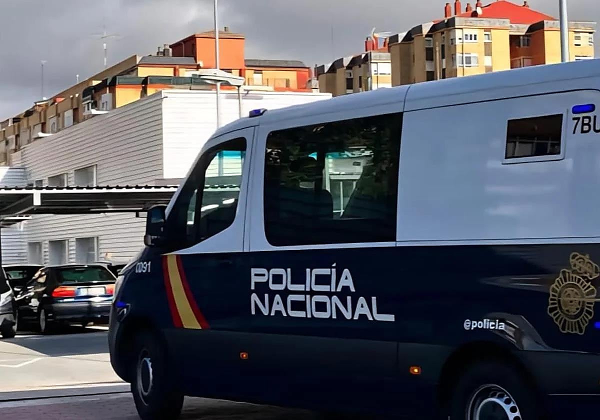 Un furgón policial en la Comisaría de Delicias.