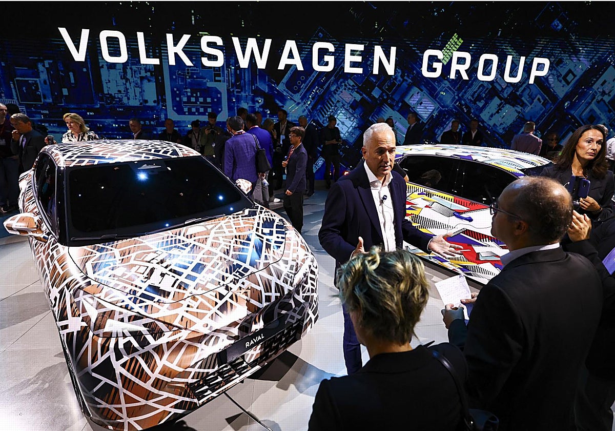 Markus Haupt, esta mañana en Múnich, ante un anticipo del eléctrico Raval