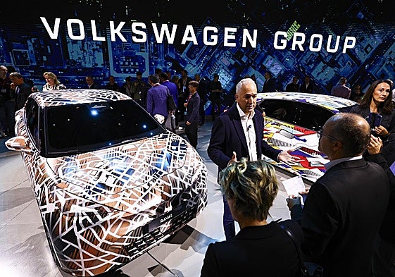 Markus Haupt, esta mañana en Múnich, ante un anticipo del eléctrico Raval