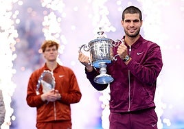 Carlos Alcaraz posa con su trofeo tras ganar la final del US Open ante Jannik Sinner.