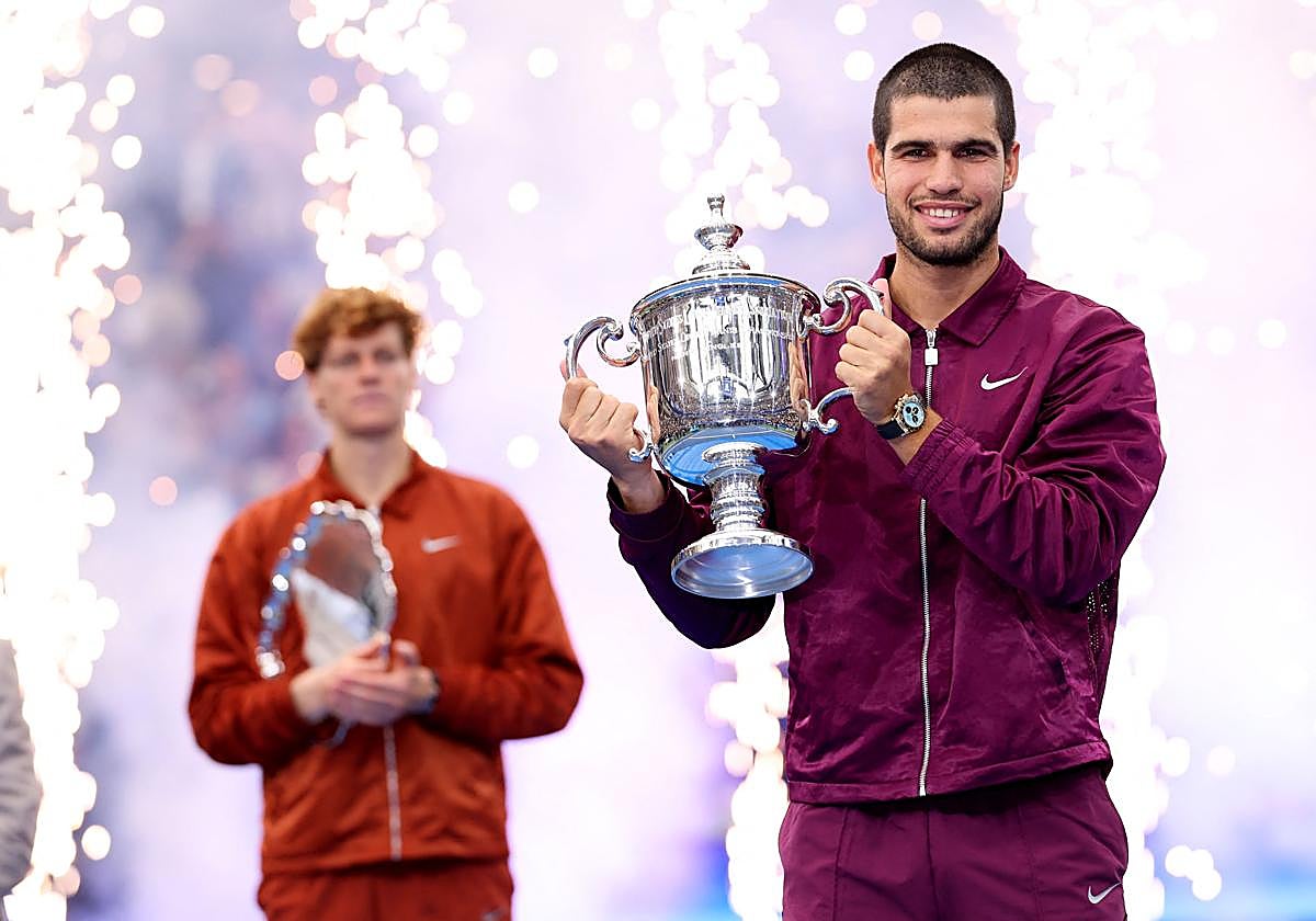 Carlos Alcaraz posa con su trofeo tras ganar la final del US Open ante Jannik Sinner.