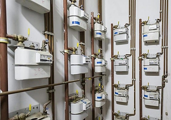 Contadores de gas analógicos de una comunidad de vecinos.