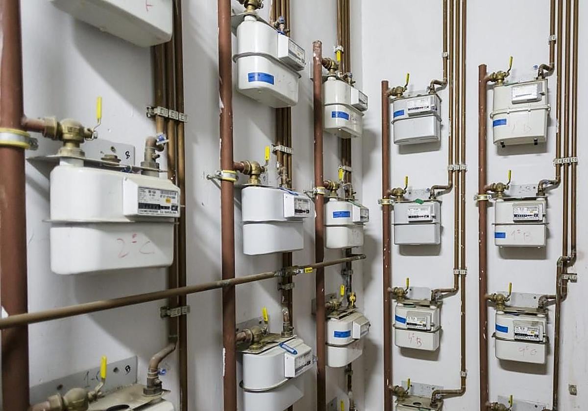 Contadores de gas analógicos de una comunidad de vecinos.