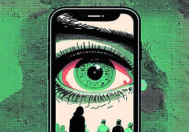 Quizá te espía la cámara de tu móvil y no lo sabes: estas son las señales