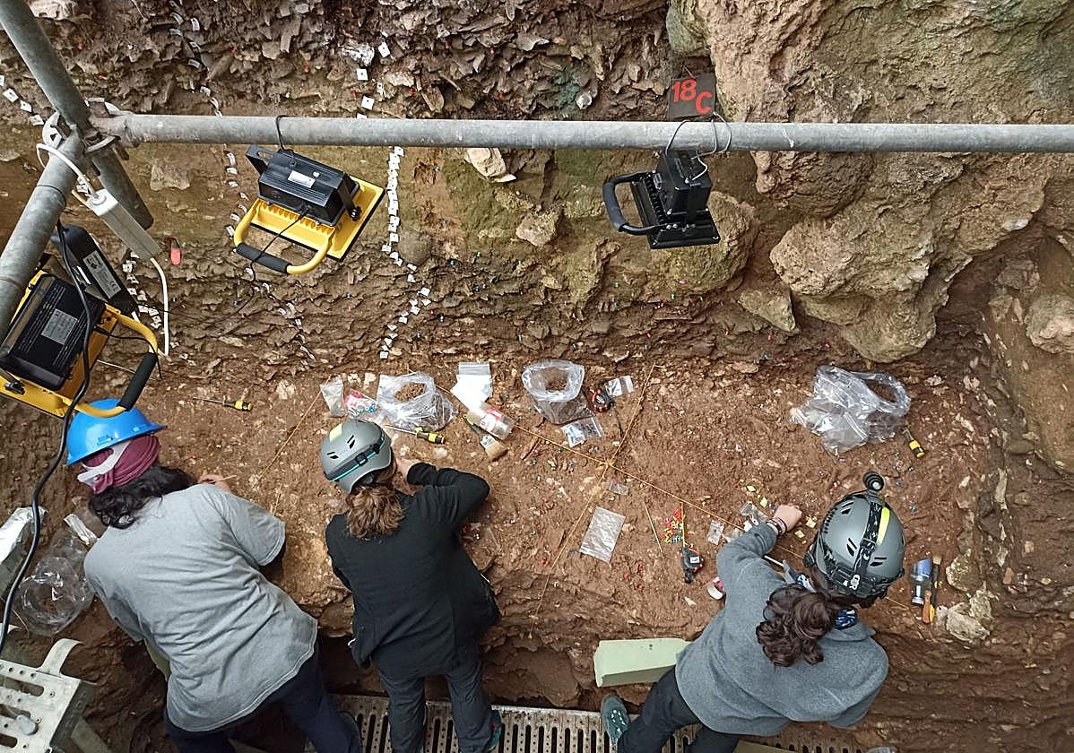 El equipo de Maíllo, durante la excavación en la cueva de El Castillo.