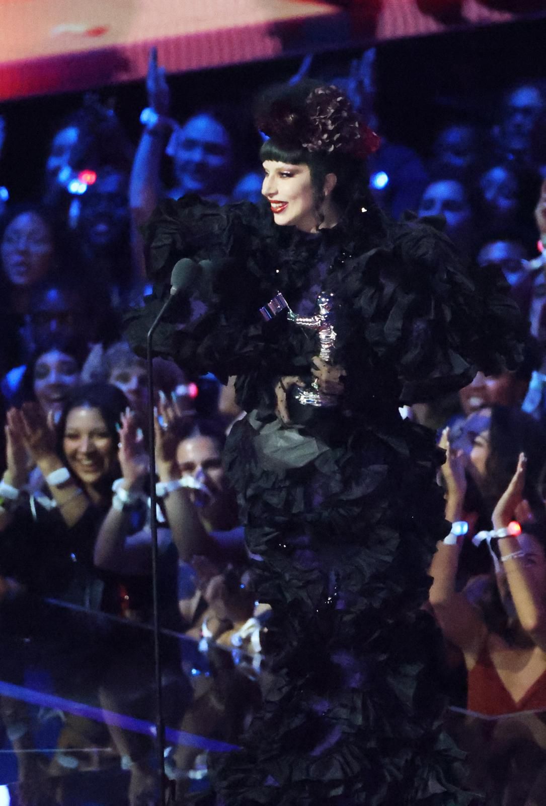 Lady Gaga se hizo con el premio a la
artista del año, desbancando a Taylor Swift y Beyoncé. 