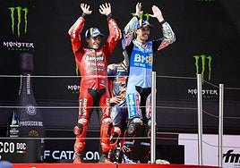 Marc y Álex Márquez, en el podio de Montmeló.