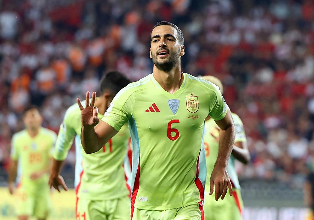 Mikel Merino celebra el tercero de los goles que marcó el domingo ante Turquía.