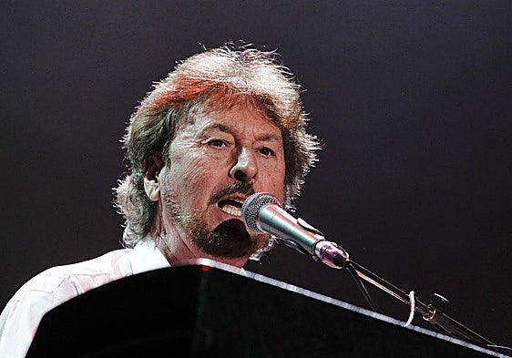 Rick Davies, detrás de su piano eléctrico Wurlitzer.