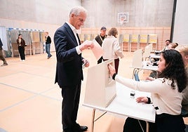 Jonas Garhr Store, primer ministro noruego, en el momento de depositar su papeleta.