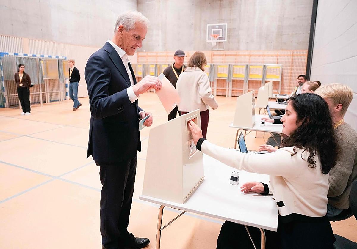 Jonas Garhr Store, primer ministro noruego, en el momento de depositar su papeleta.