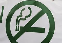 Sanidad amplía en su ley antitabaco el veto al humo en discotecas al aire libre y campus universitarios