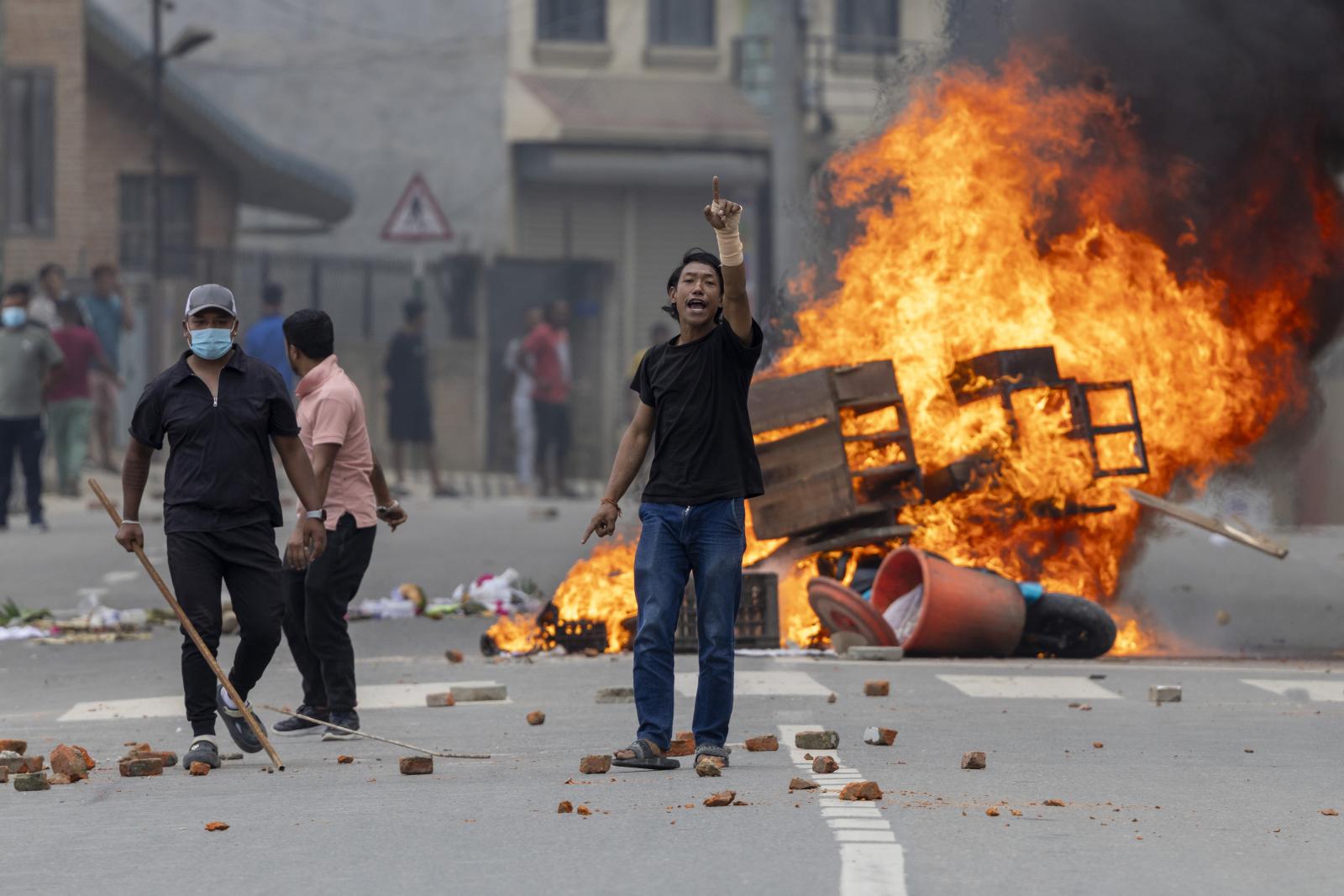 Las protestas anticorrupción hacen arder las calles de Nepal