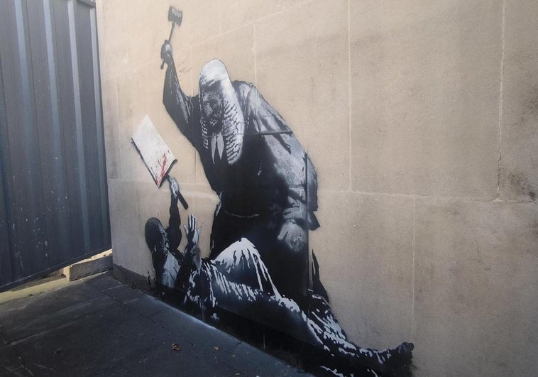 Banksy reaparece en Londres con un mural de un juez golpeando a un manifestante
