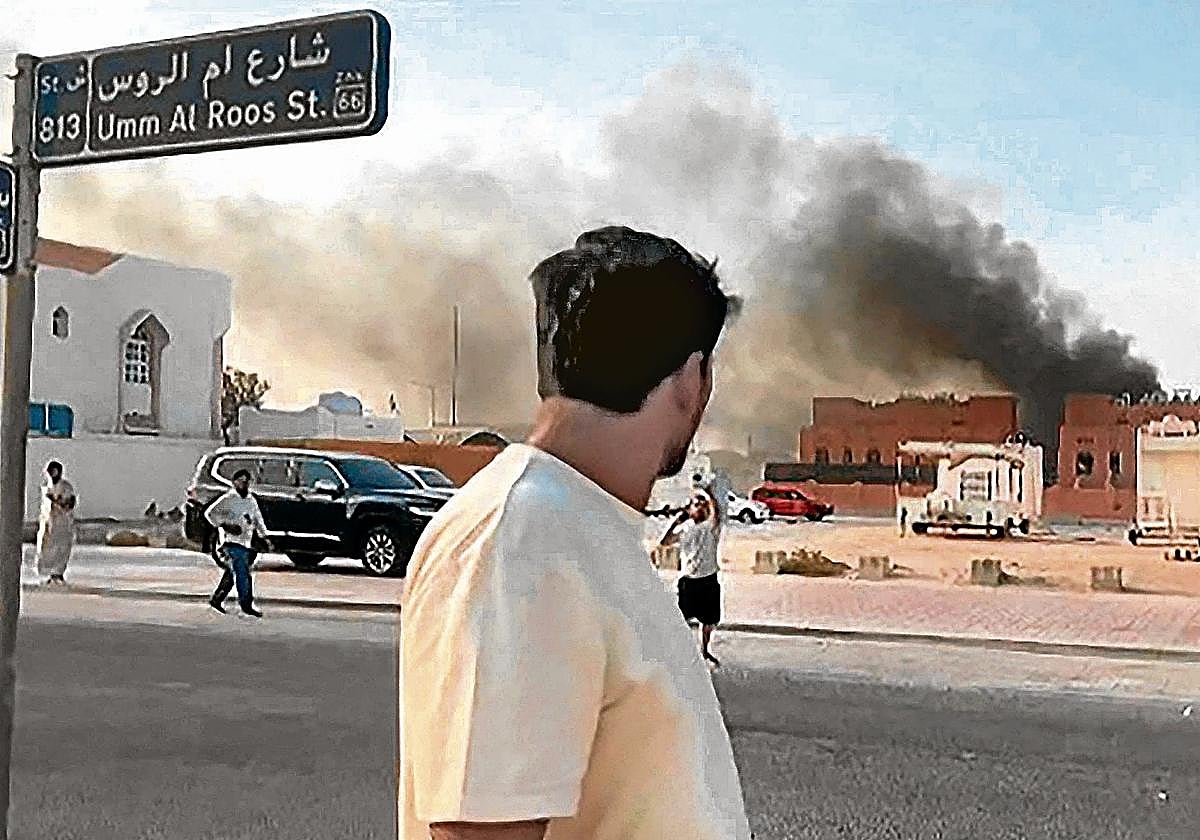 Una columna de humo se eleva desde el edificio bombardeado por el ejército de Israel.