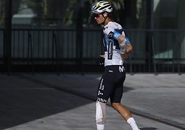 Javi Romo, con severos vendajes en la pierna en el brazo tras la caída del domingo.