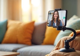 Los mejores soportes de móvil para grabar vídeos, hacer videollamadas o ver pelis en casa