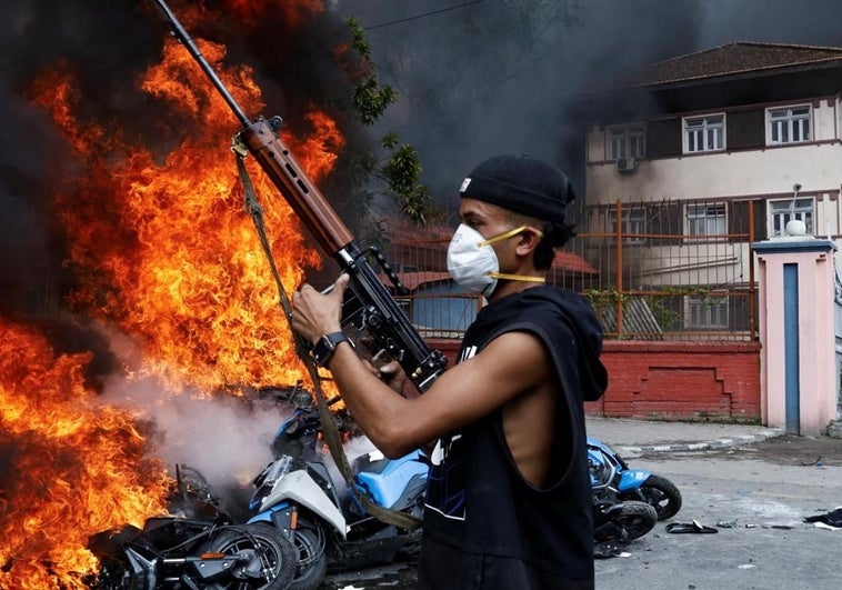 Los manifestantes queman el Parlamento de Nepal tras la renuncia del primer ministro