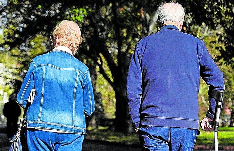 Las mujeres se jubilan 10 meses más tarde y con un 30% menos de pensión