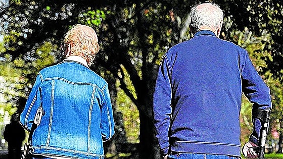 Las mujeres se jubilan 10 meses más tarde y con un 30% menos de pensión