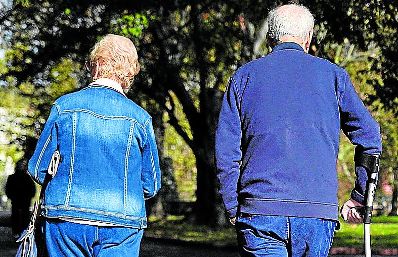 Las mujeres se jubilan 10 meses más tarde y con un 30% menos de pensión