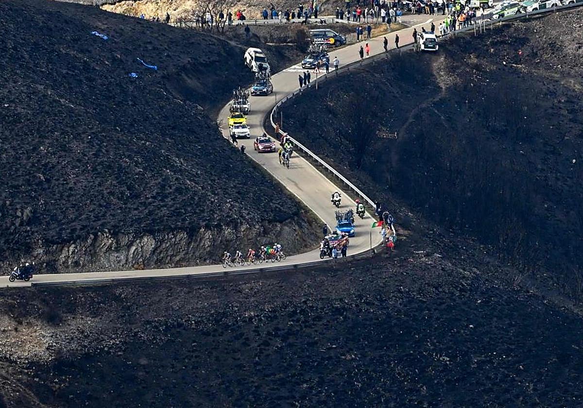 Los ciclistas, en la subida al Morredero