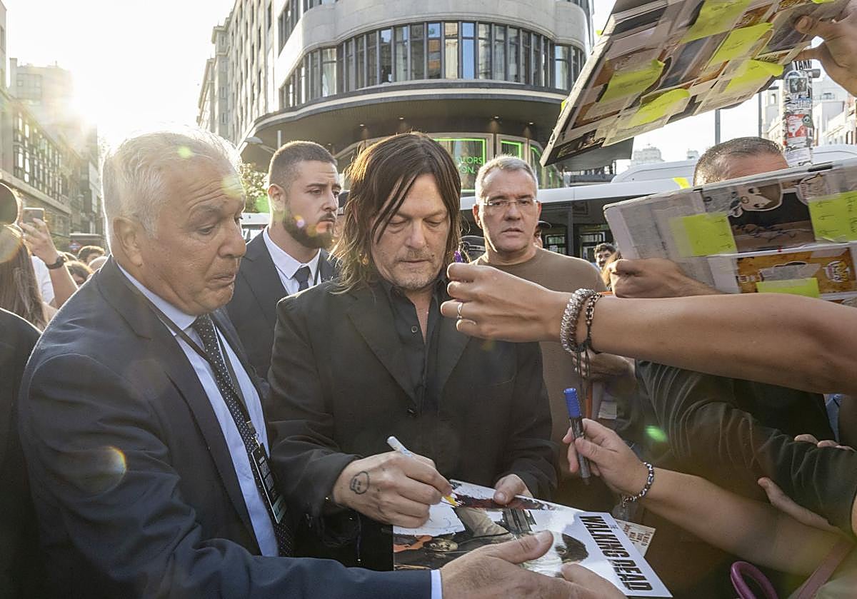 Imagen principal - El actor, firmando autógrafos en la Gran Vía de Madrid. Debajo, en dos fotogramas de la serie.