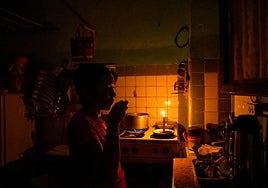 Olaydi Lora, una cubana de 43 años, prepara café en su casa de La Habana durante un apagón el pasado mes de marzo.