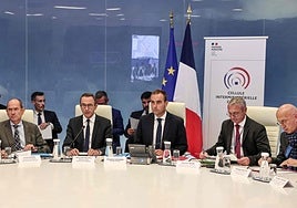 El primer ministro francés, Sébastien Lecornu, en el centro de la imagen, durante una reunión este miércoles en París.