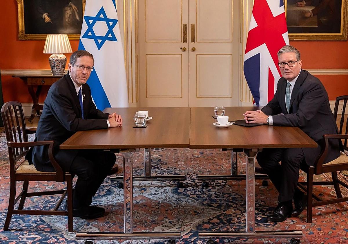 El presidente israelí, Isaac Herzog, y el primer ministro británico, Keir Starmer, durante su frío encuentro en Downing Street.