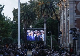 El Parlament izó este miércoles una enorme bandera catalana de 25 metros de alto y de 54 metros cuadrados.