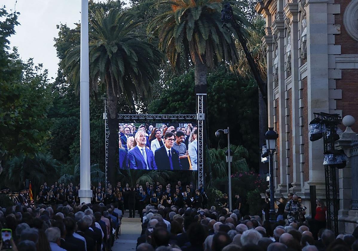 El Parlament izó este miércoles una enorme bandera catalana de 25 metros de alto y de 54 metros cuadrados.
