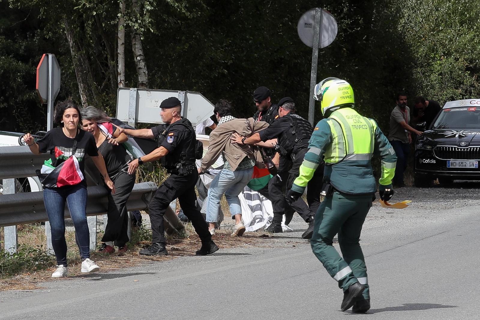 La Policia aparta de la carretera a defensores de Palestina.