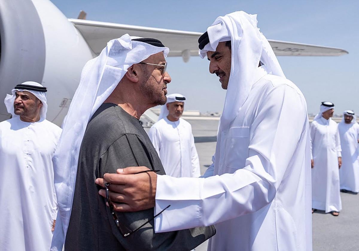 El emir de Qatar, el jeque Tamim bin Hamad al-Thani, al recibir al presidente de los Emiratos Árabes Unidos, Mohamed bin Zayed.