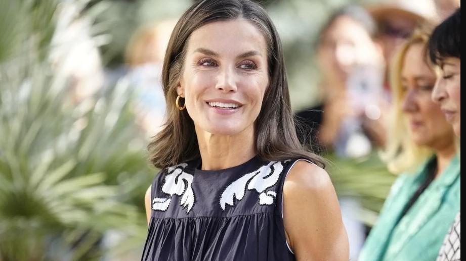La reina Letizia retoma su agenda con un espectacular vestido de Antik Batik y alpargatas cómodas