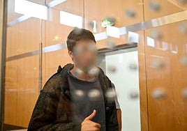 El acusado sirio Issa el Hasan llega al tribunal de Düsseldorf para recibir su sentencia por el atentado de Solingen en 2024.