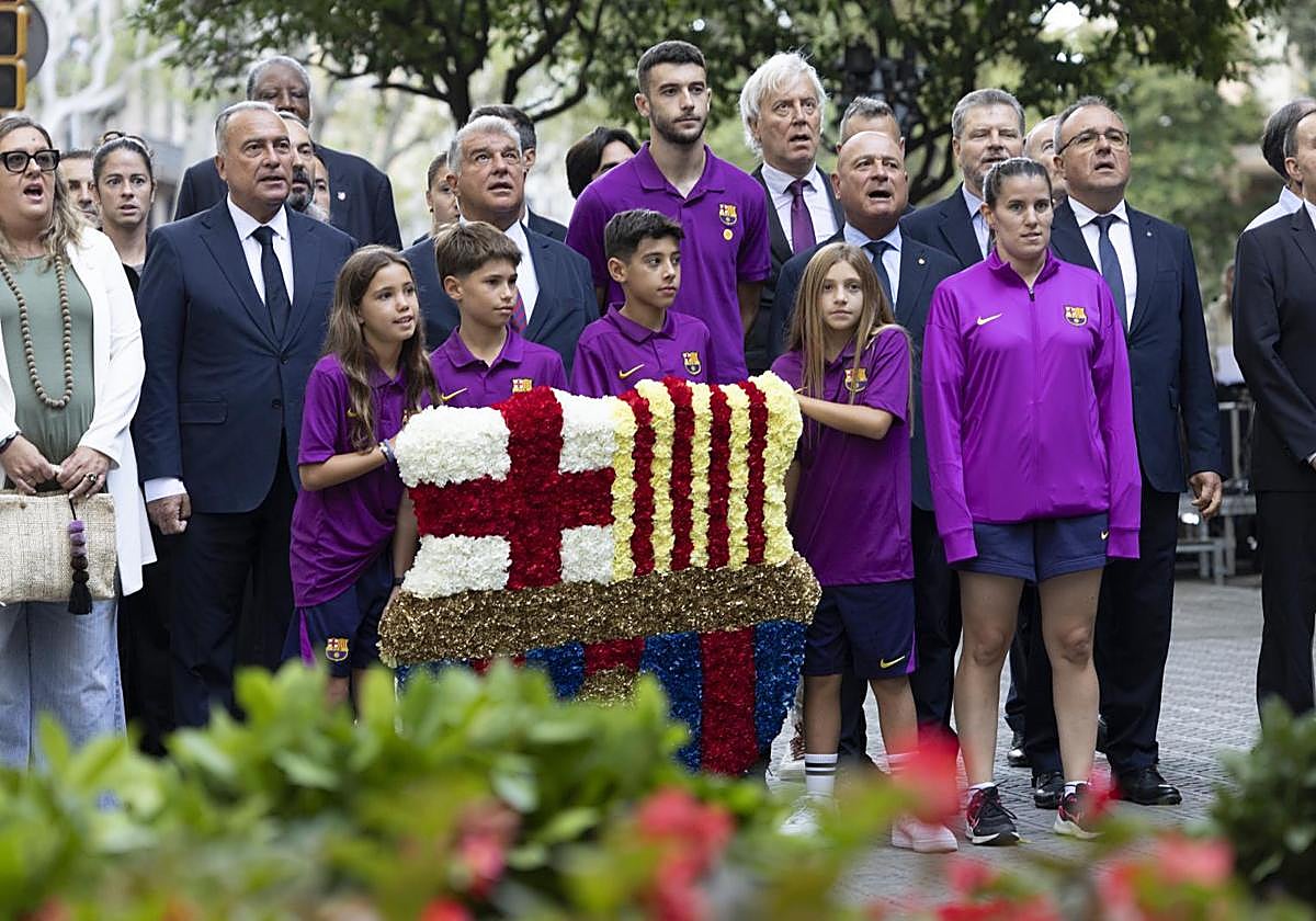 Joan Laporta ha encabezado la comitiva del Barcelona en la ofrenda floral en el monumento de Rafael Casanova con motivo de la Diada