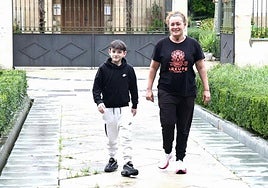 Yeray Rodríguez pasea junto a su madre Patricia Martín en una calle de Lasarte-Oria