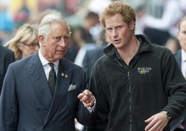 Carlos III se reúne con el príncipe Harry tras 18 meses sin verse