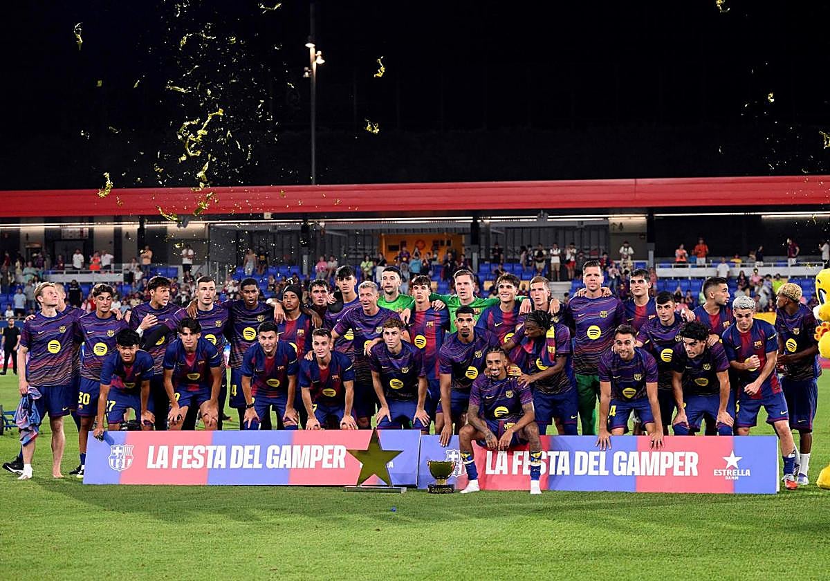 Jugadores del Barça celebran el trofeo Gamper en el Johan Cruyff.