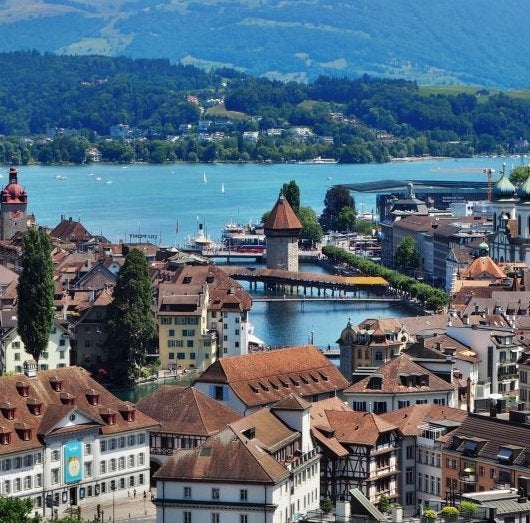 Este es el destino perfecto para alargar el verano: está a orillas del lago más bonito de Suiza