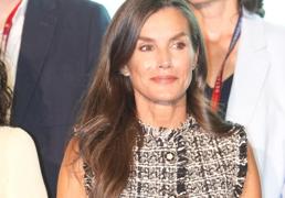 La reina Letizia estrena un chaleco de tweed con mensaje oculto: su look de entretiempo con pantalones blancos