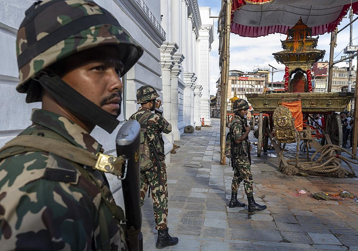 Militares patrullan las calles de Katmandú.