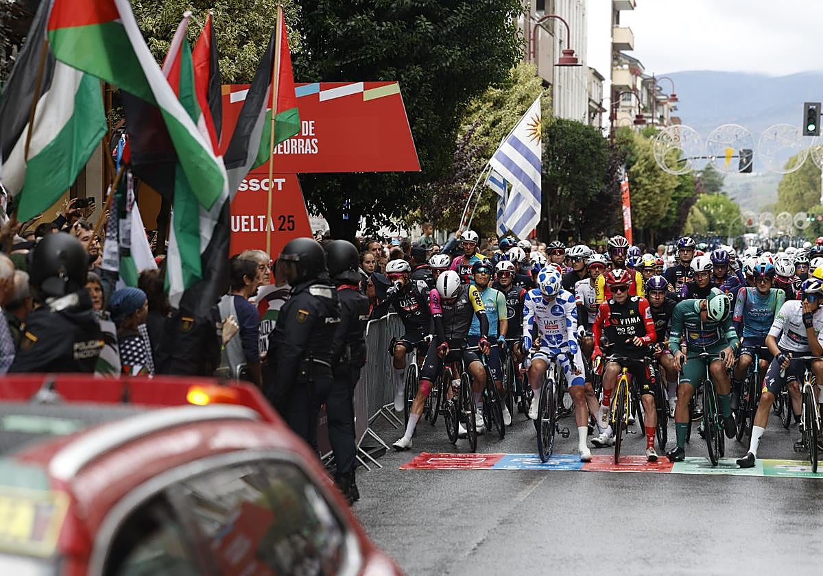 Varias personas protestan en la salida de la etapa 17 de la Vuelta.