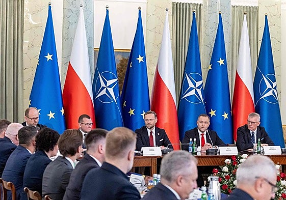 El presidente polaco, Karol Nawrocki, este jueves en una reunión del Consejo de Seguridad Nacional en Varsovia.