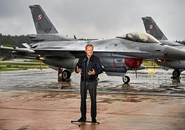 Donald Tusk felicitó este jueves a los pilotos en una de las bases de las que despegaron los F-16.