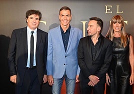 El productor Fernando Bovaira, Pedro Sánchez, Alejandro Amenábar y Begoña Gómez, en el estreno de 'El cautivo'.