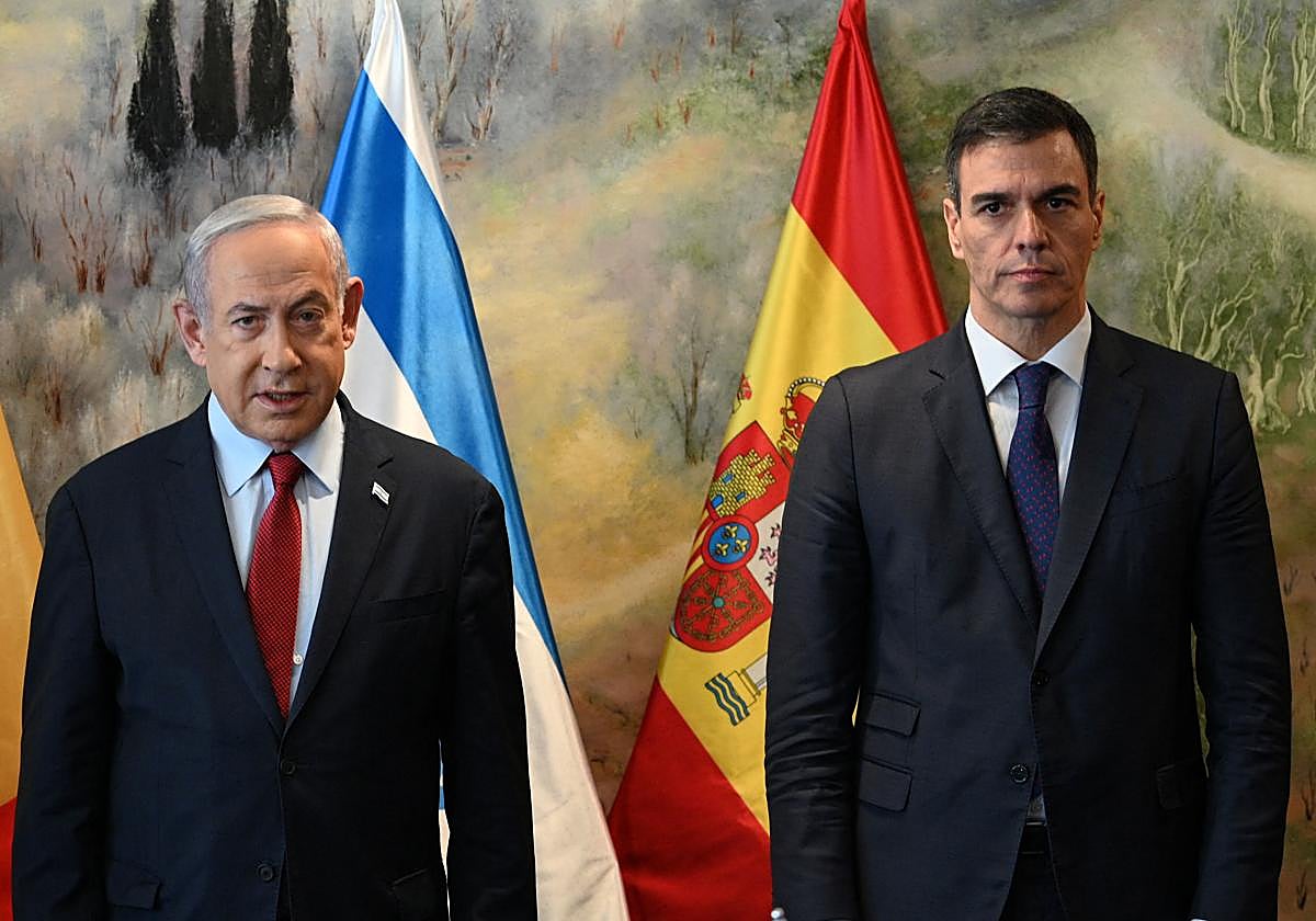 Pedro Sánchez, y Benjamin Netanyahu posan durante una reunión, en Jerusalén, el 23 de noviembre de 2023.