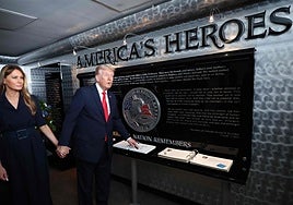 El presidente estadounidense Donald Trump y la primera dama Melania llegan a la ceremonia por el 11-S en el Pentágono.